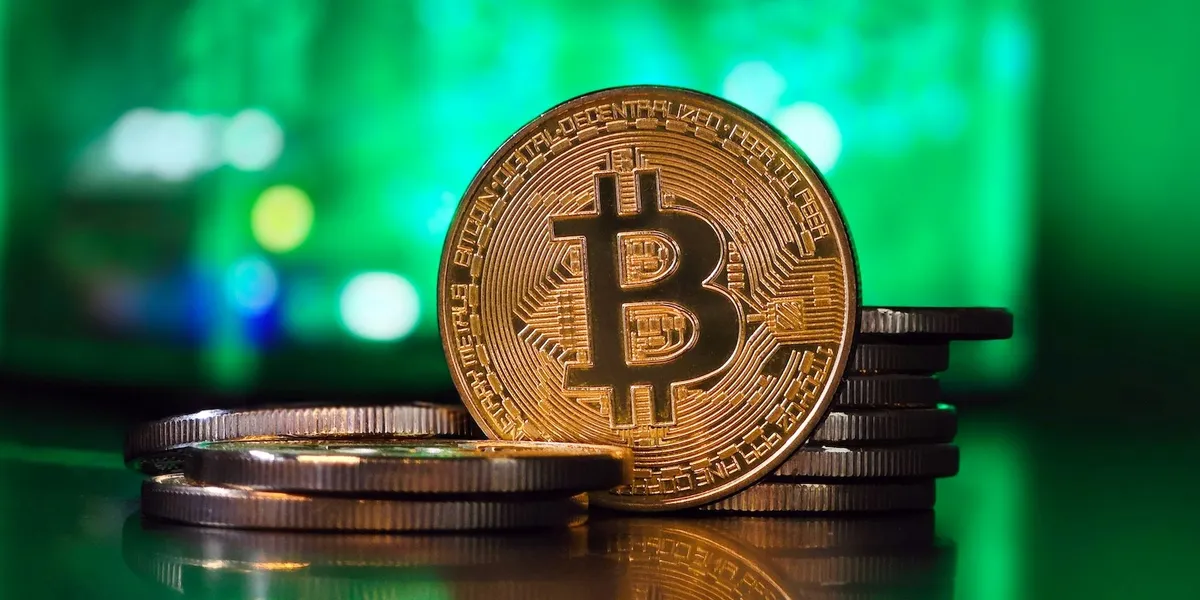 Bitcoin kalon në zonën e gjelbër, sinjalizon mundësi rritjeje në treg