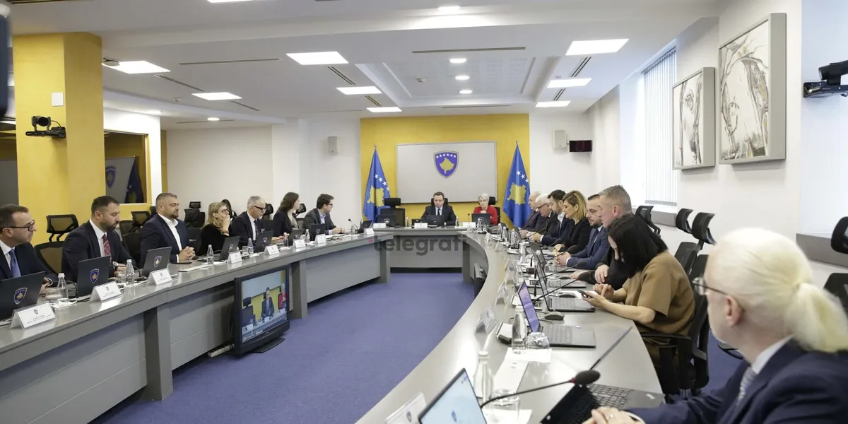 Qeveria në detyrë miraton pakon “Inflacioni 2.0”, nga 100 euro për pensionistë, punëtorët privat, fëmijë dhe studentë