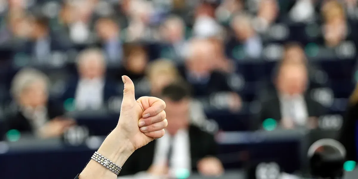 Parlamenti Evropian mbështet euron digjitale të shumëpritur për të zvogëluar dominimin e SHBA-së në pagesa