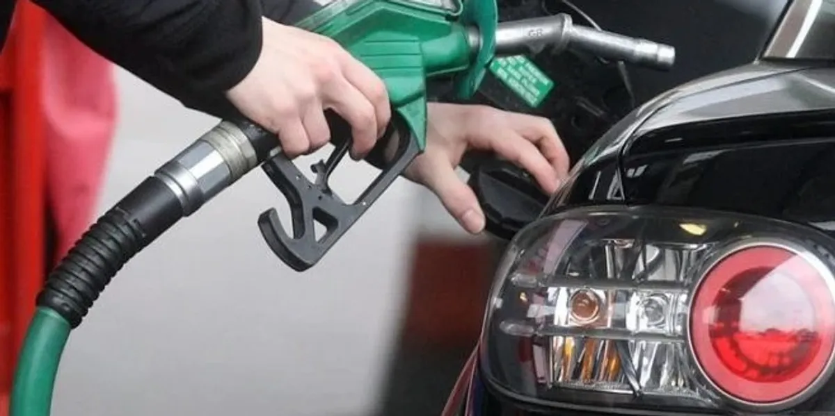 Çmimet e derivateve – nafta më lirë, benzina më shtrenjtë