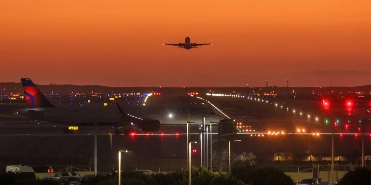 Biletat e aeroplanit mbeten të shtrenjta pavarësisht rënies së çmimeve të karburantit, pse?