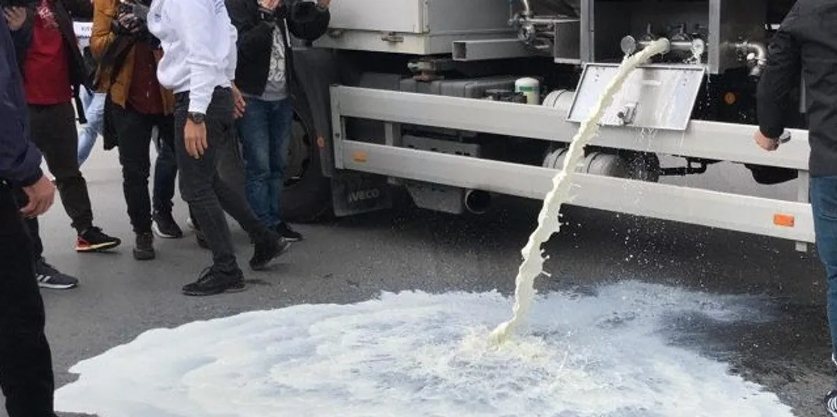 Me cisterna dhe traktorë para Ministrisë, fermerët e qumështit  protestojnë sot