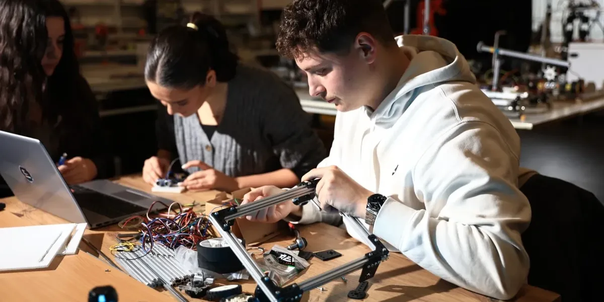 Rritet interesimi për programet inovative në UBT, kërkesa e kompanive ndërkombëtare po orienton të rinjtë drejt teknologjisë