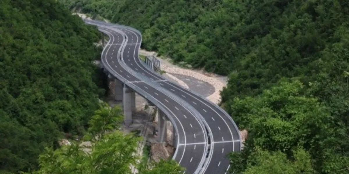 Ministria e Infrastrukturës: Sot nuk do të ketë kufizim të qarkullimit për kamionët mbi 20 tonë