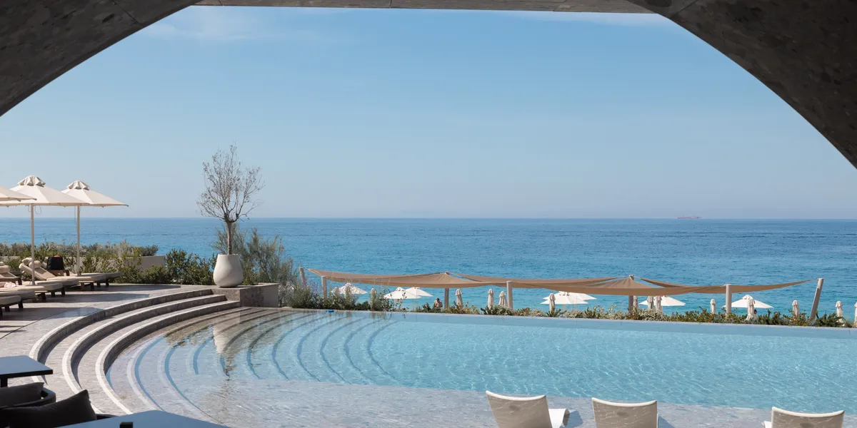 Nga brigjet e Jonit në Forbes: Green Coast Hotel sjell historinë e re të Rivierës Shqiptare në skenën ndërkombëtare